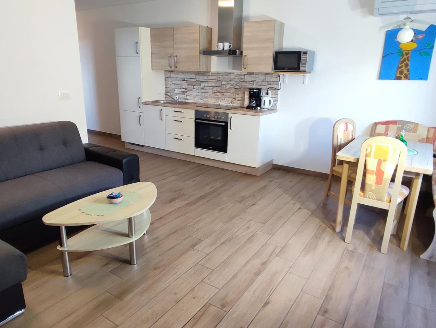 Apartments And Wellness Jelovca Радовлица Екстериор снимка