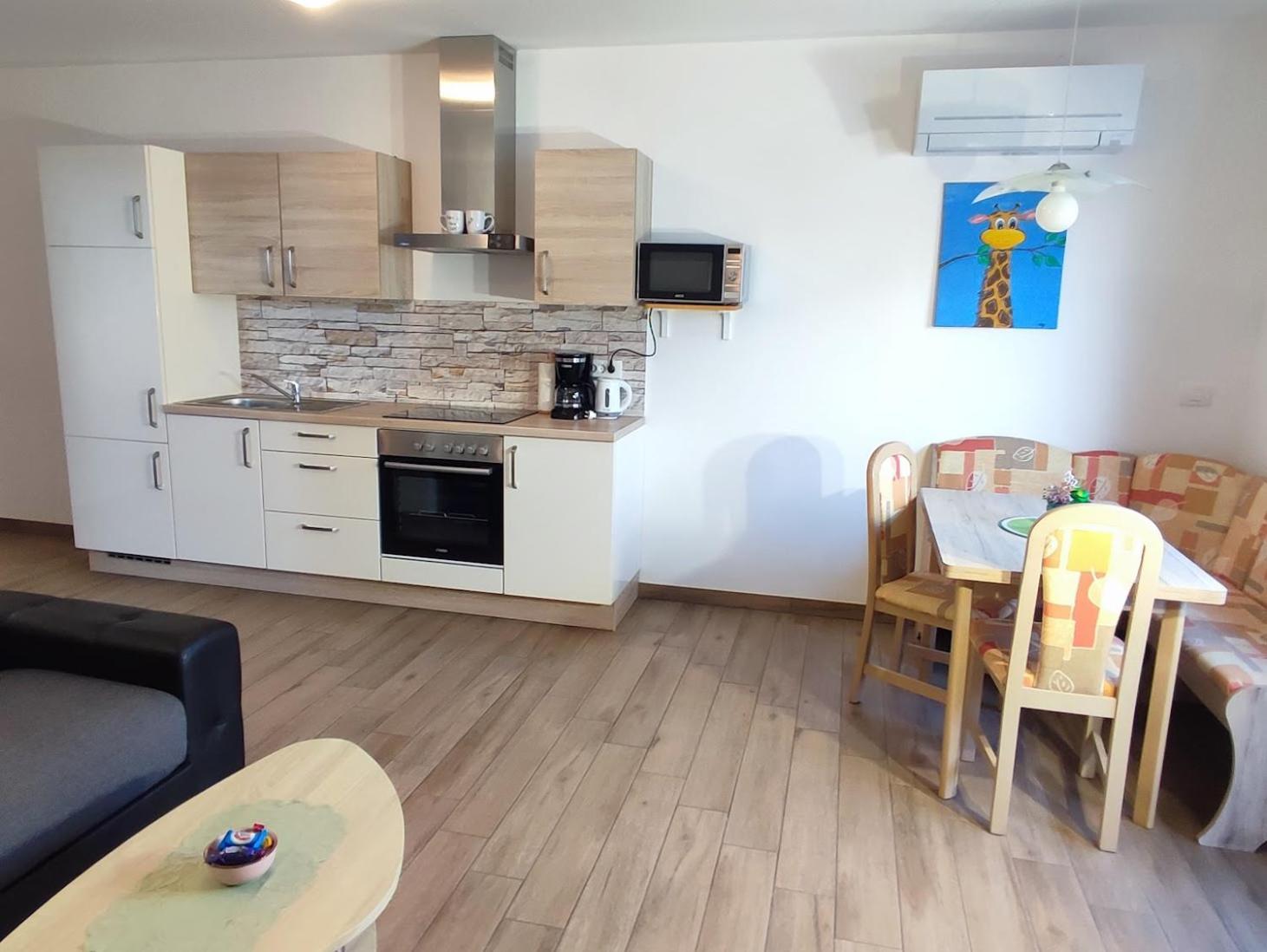 Apartments And Wellness Jelovca Радовлица Екстериор снимка