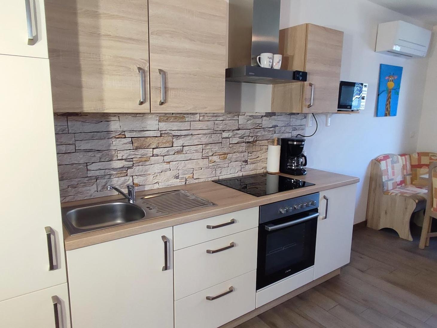 Apartments And Wellness Jelovca Радовлица Екстериор снимка