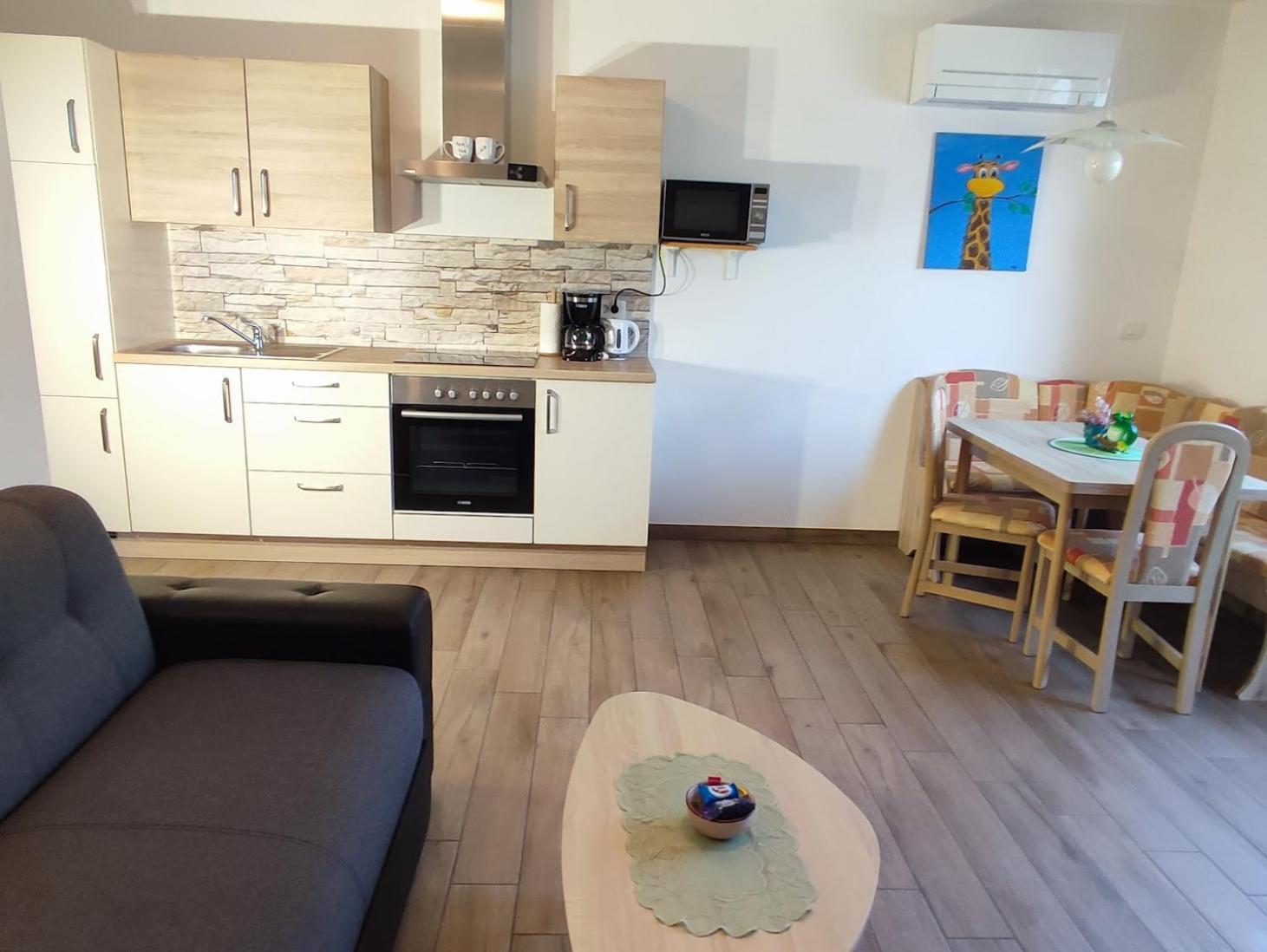 Apartments And Wellness Jelovca Радовлица Екстериор снимка
