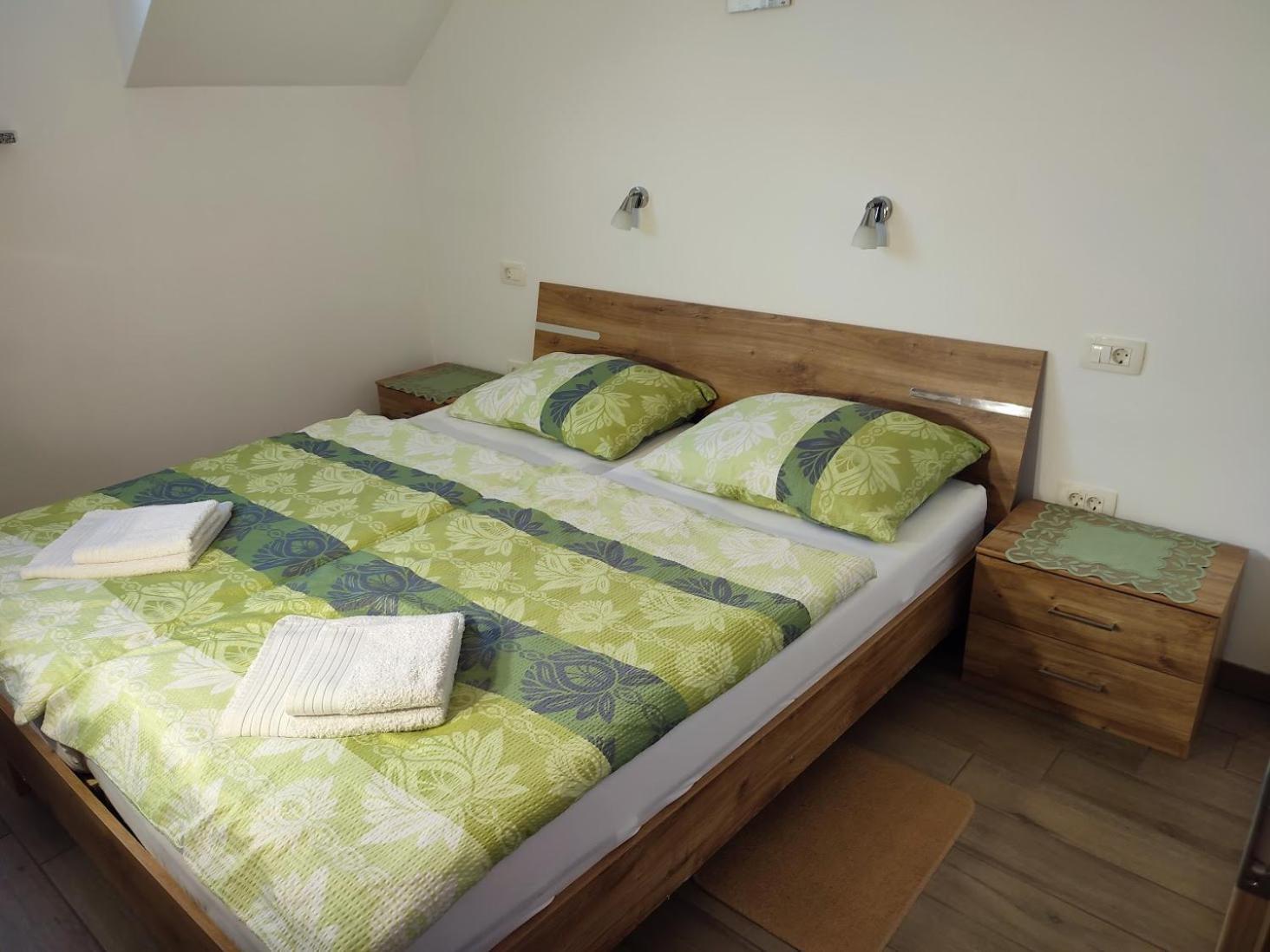 Apartments And Wellness Jelovca Радовлица Екстериор снимка