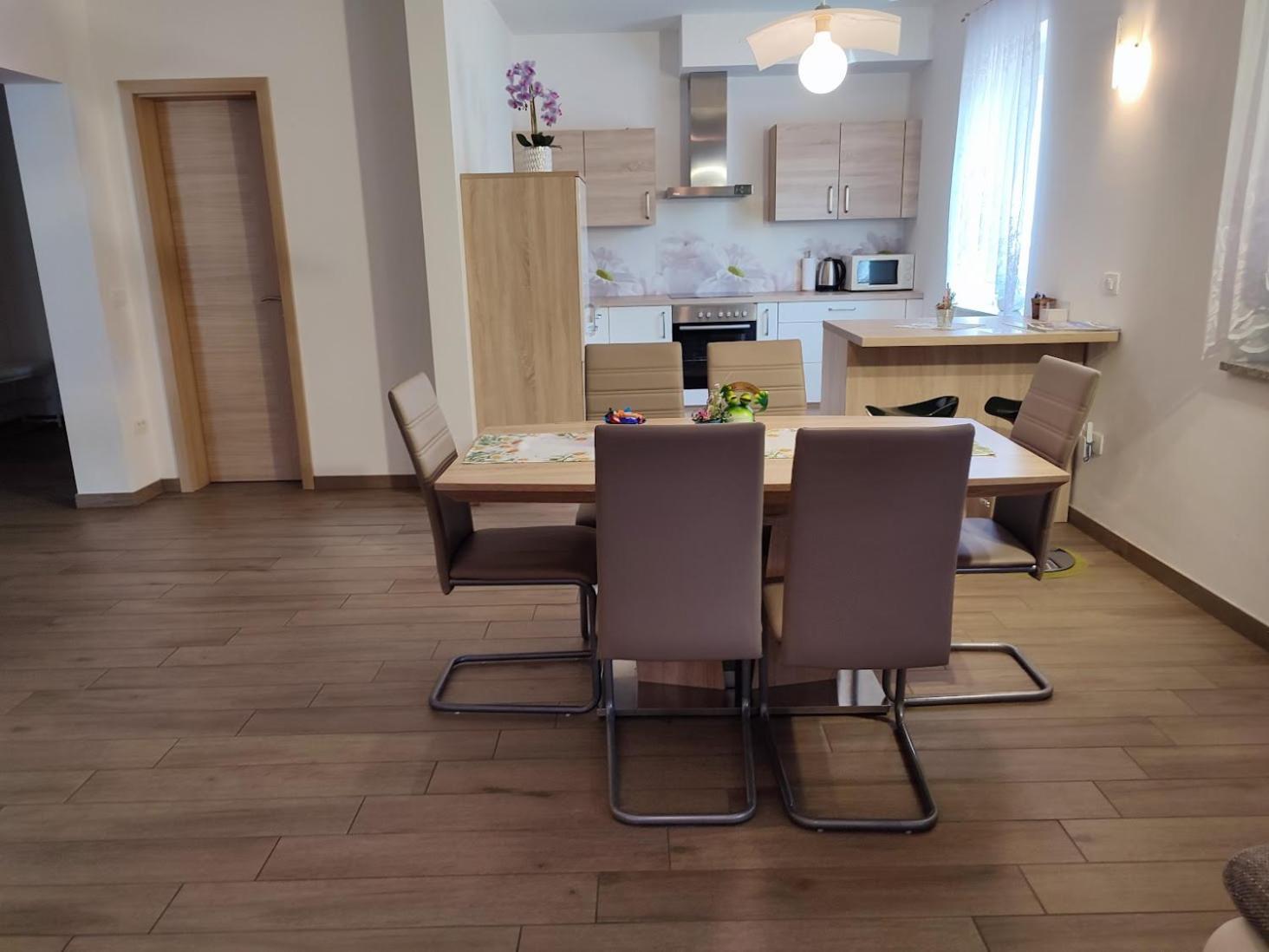Apartments And Wellness Jelovca Радовлица Екстериор снимка