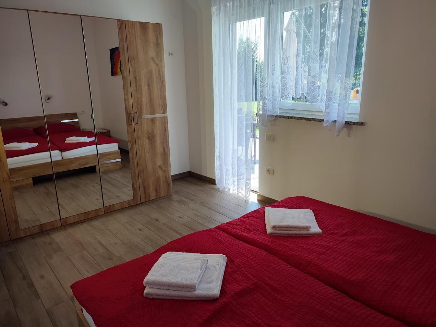Apartments And Wellness Jelovca Радовлица Екстериор снимка