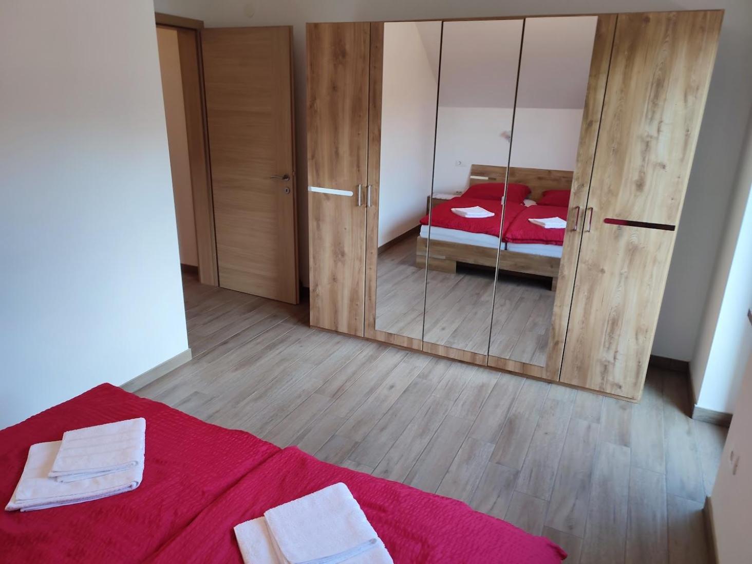 Apartments And Wellness Jelovca Радовлица Екстериор снимка