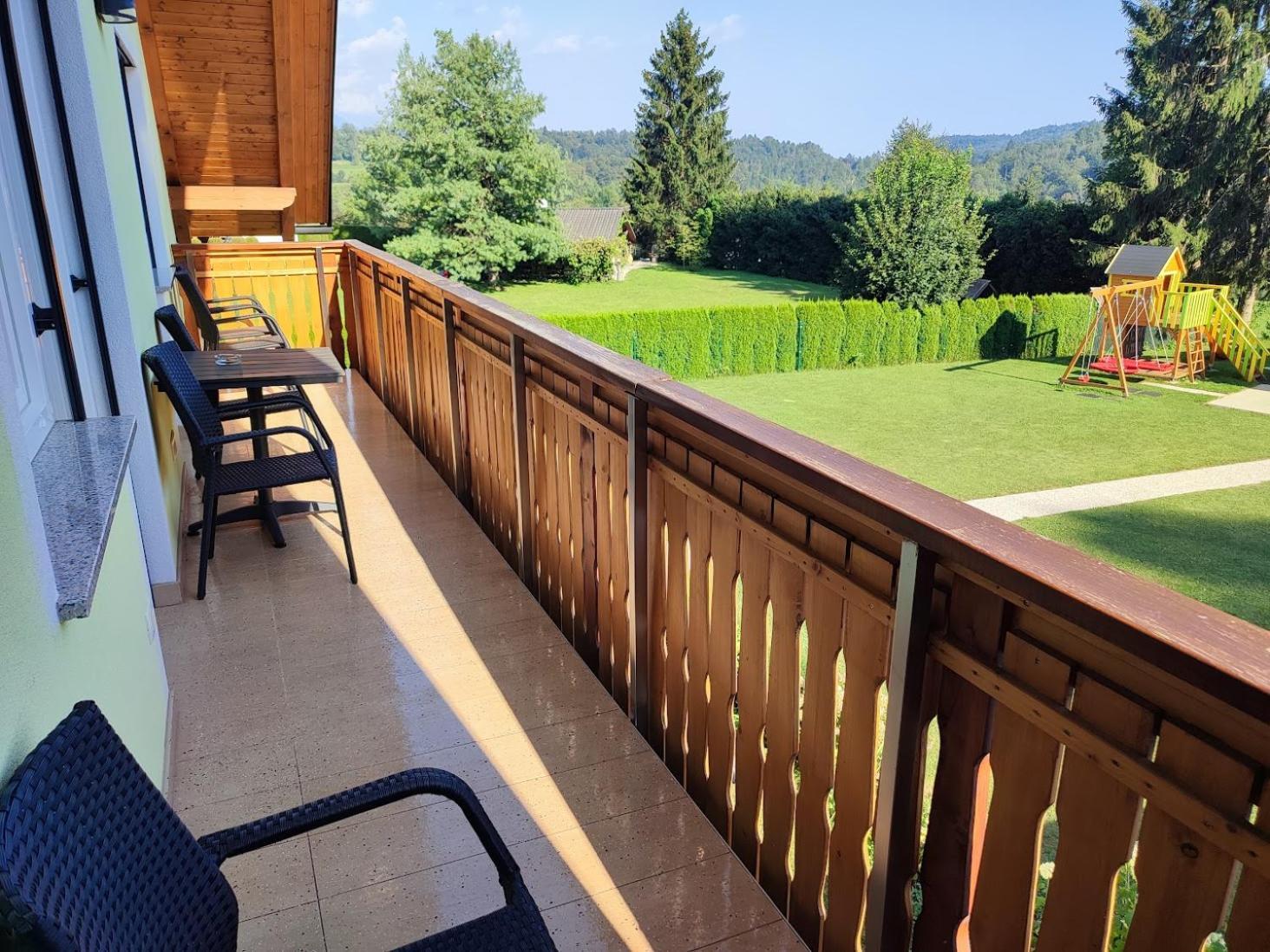 Apartments And Wellness Jelovca Радовлица Екстериор снимка